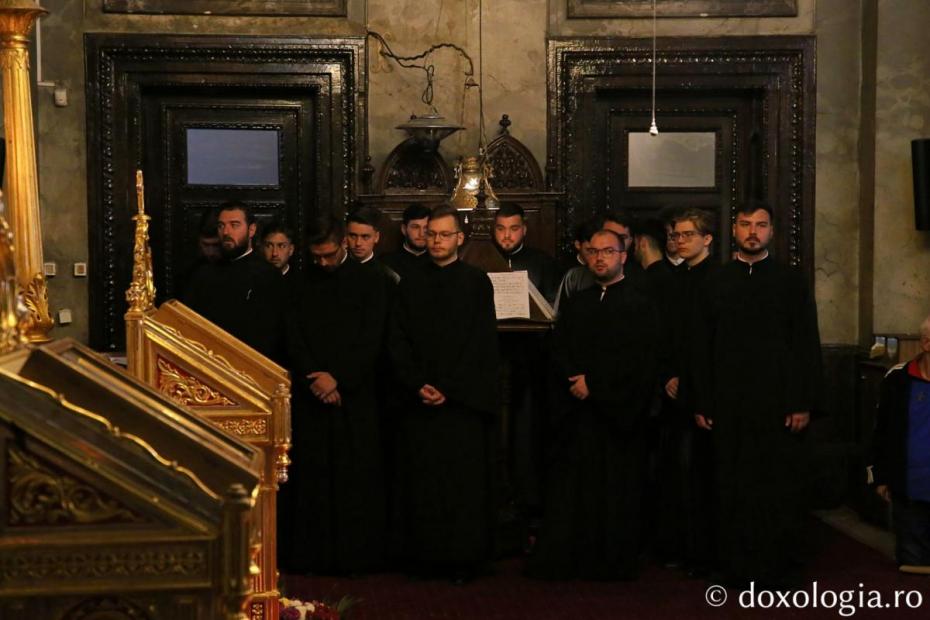 Grupul psaltic „Sfântul Ierarh Iosif cel Milostiv” al Facultății de Teologie din Iași, oferind răspunsurile liturgice / Foto: Flavius Popa Grupul psaltic „Sfântul Ierarh Iosif cel Milostiv” al Facultății de Teologie din Iași, oferind răspunsurile liturgice / Foto: Flavius Popa