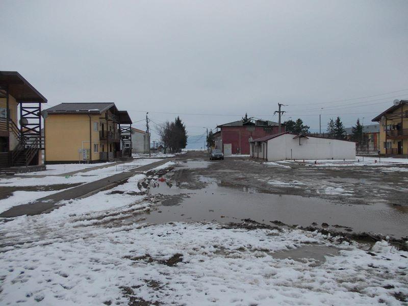 Acum zona a fost asfaltată, e ceva mai bine.