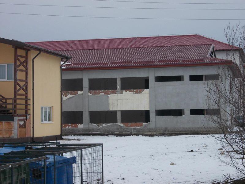 Clădirea viitoarei școli, în așteptarea reluării proiectului.