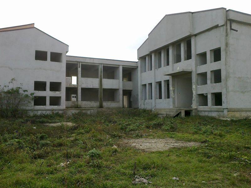 Clădirea viitoarei grădinițe, în așteptarea reluării proiectului