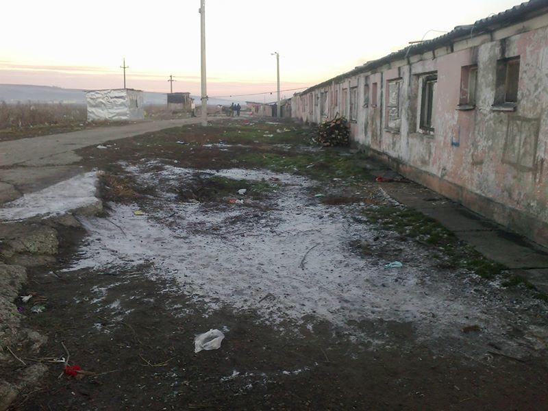 În câțiva ani au ajuns așa cum le vedeți, apoi au fost demolate cu totul.